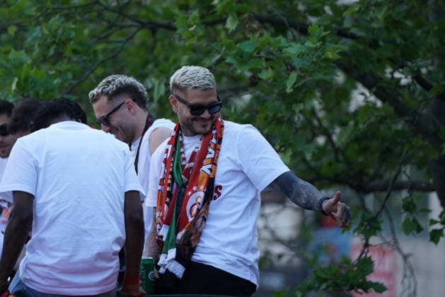 May 15, 2026, Beyoglu, Istanbul, Turkey: Galatasaray s MAURO ICARDI with teammates on the bus parade as they celebrate winning Super Lig in Istanbul on May 15, 2026. Beyoglu Turkey - ZUMAu194 20260515_zip_u194_017 Copyright: xTolgaxUluturkx