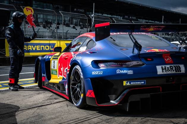 The Mercedes AMG GT3 with the starting number 3 of the Mercedes AMG Team Verstappen Racing is parked in the pit lane at the Nürburgring The vehicle in Red Bull livery in blue, red and yellow bears sponsors such as RAVENOL, Viaplay, Sparco, Multimatic DSSV, Michelin and H R A team member in a dark overall stands next to the car and holds a Red Bull flag The grandstands and the RAVENOL pit wall can be seen in the background Daniel Juncadella Jules Gounon Lucas Auer Max Verstappen Mercedes AMG Team Verstappen Racing Mercedes AMG GT3 3 from Verstappen Racing in the pit lane Copyright: xMichaelxGelhardtx