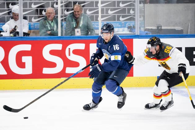 LKS 20260515 Finland s Aleksander Barkov (L) and Germany s Manuel Wiederer during the 2026 IIHF Ice hockey, Eishockey World Championships preliminary round group A match between Finland and Germany in Zurich, Switzerland on May 15, 2026. - RONI REKOMAA Zürich Switzerland Qzz83OTDzBU  Copyright: xRonixRekomaax Qzz83OTDzBU