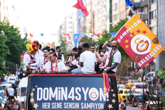 Galatasaray celebrates Turkish Super Lig title in Istanbul ISTANBUL, TURKIYE - MAY 15: Galatasaray players celebrate atop an open-top bus after clinching the 2025-26 Turkish Super Lig title, departing from in front of the historic Galatasaray High School, as thousands of fans line the streets of Istanbul, Turkiye on May 15, 2026. Hakan Akgun Anadolu Istanbul Turkey. Editorial use only. Please get in touch for any other usage.  Copyright: x2026xAnadoluxHakanxAkgunx