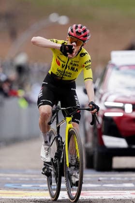 Denmark™s Jonas Vingegaard Hansen of Team Visma Lease A Bike celebrates as he cycles to the finish line to win during Stage 7 of the Giro d™Italia, from Formia to Blockhaus, Italy, Friday, May 15, 2026.  Copyright: xMassimoxPaolone LaPressex