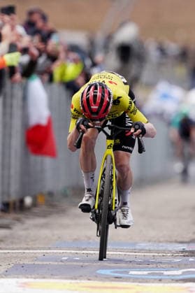 Denmark™s Jonas Vingegaard Hansen of Team Visma Lease A Bike celebrates as he cycles to the finish line to win during Stage 7 of the Giro d™Italia, from Formia to Blockhaus, Italy, Friday, May 15, 2026.  Copyright: xMassimoxPaolone LaPressex