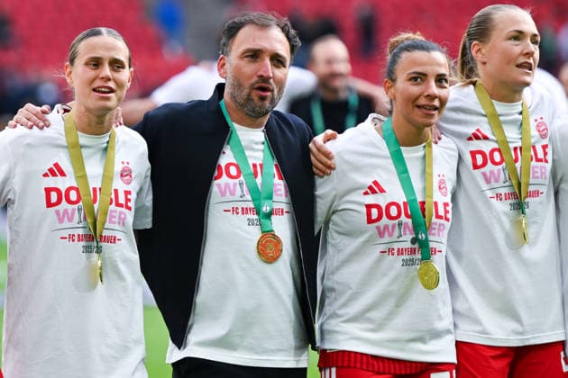 Jose Barcala FC Bayern Muenchen, Head coach and team cheer with the trophy, GER, Women, DFB Pokal Final, VfL Wolfsburg vs FC Bayern München, 14 05 2025 DFB REGULATIONS PROHIBIT ANY USE OF PHOTOGRAPHS as IMAGE SEQUENCES and or QUASI VIDEO Women, DFB Pokal Final, VfL Wolfsburg vs FC Bayern München Köln Copyright: xEibner-Pressefoto FlorianxWieganx EP_FWD