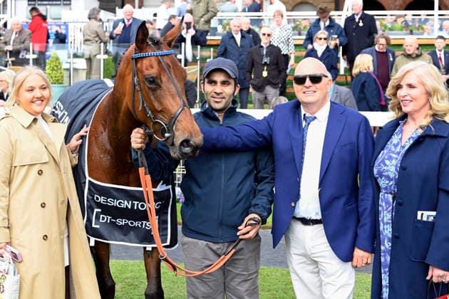 15 05 2026, York, North Yorkshire, GBR Love a Giggle with owner Carl Waters after winning the Marygate Fillies Stakes York racecourse Horse, Jockey, Love a Giggle, Lee, Victory, Owner, Waters 260515C985YORK JPG