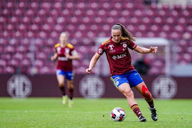 Switzerland AXA Womens Super League 2025 26, Servette FC Chenois Feminin vs FC Zurich Stade de Geneve, Carouge Magdalena Izabela Sobal of Servette FC Chenois Feminin controls the ball Copyright: xDanielaxPorcellix