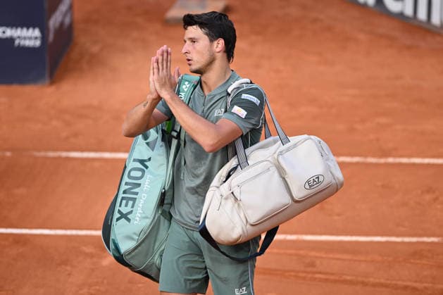 IPA84724977 - Luciano Darderi of Italy greets the supporters at the end of the match against Casper Ruud of Norway during the Internazionali BNL d Italia Day Eleven at Foro Italico on May 15, 2026 in Rome, Italy.  Copyright: xDomenicoxCippitelli IPAxSportx xx 84724977