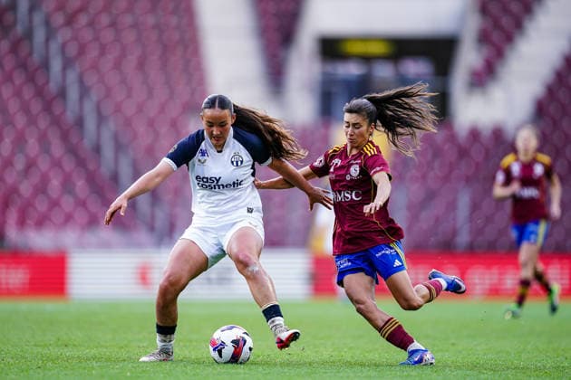 Switzerland AXA Womens Super League 2025 26, Servette FC Chenois Feminin vs FC Zurich Stade de Geneve, Carouge Shanae Tsawa of FC Zurich L and Cristina Libran Quiroga of Servette FC Chenois Feminin R battle for the ball duel Copyright: xDanielaxPorcellix