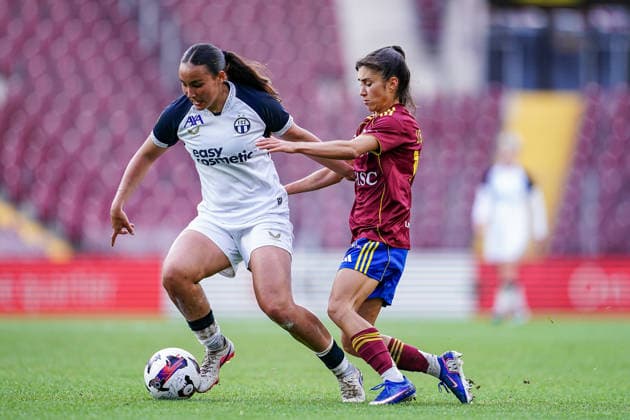 Switzerland AXA Womens Super League 2025 26, Servette FC Chenois Feminin vs FC Zurich Stade de Geneve, Carouge Shanae Tsawa of FC Zurich L and Cristina Libran Quiroga of Servette FC Chenois Feminin R battle for the ball duel Copyright: xDanielaxPorcellix