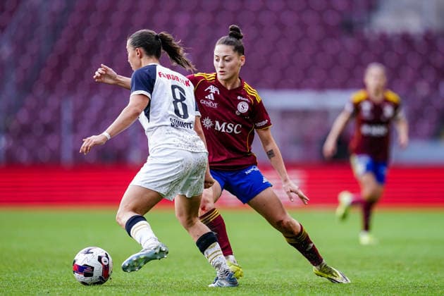Switzerland AXA Womens Super League 2025 26, Servette FC Chenois Feminin vs FC Zurich Stade de Geneve, Carouge Amelie Schuster of FC Zurich L and Lumbardha Misini of Servette R battle for the ball duel Copyright: xDanielaxPorcellix
