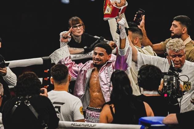 Shae Green celebrates after his victory against Oluwole Ciosek at the boxing event Night of the Heavyweights on 15 05 2026 in the SAP Arena Mannheim The boxer proudly presents his winning pose with raised boxing gloves, surrounded by coaching staff and audience in the ring Ringside, 15 05 2026, Mannheim, SAP Arena Copyright: xspeedshotx