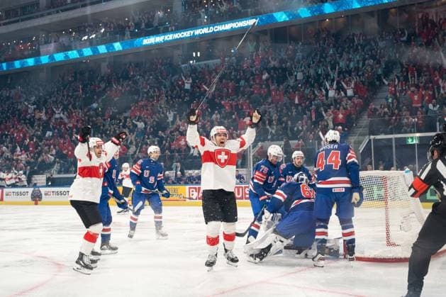 ZURICH, ZURICH - MAY 15: Switzerland players celebrate after Pius Suter scores the goal during the 2026 IIHF World Championship, WM, Weltmeisterschaft Group A match between Switzerland and USA at Swiss Life Arena on May 15, 2026 in Zurich, Zurich, Switzerland. Copyright: xLivioxBaeriswylx xSPPx Sportspressphoto_SPR147141