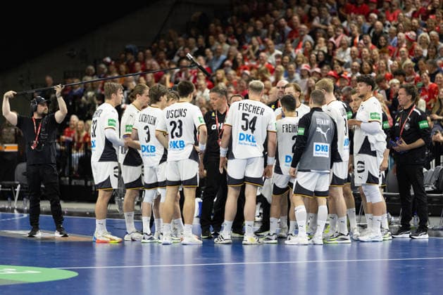 Handballspiel Dänemark gegen Deutschland am 15.5.2026 Kopenhagen, Dänemark 15.5.2026: Die deutsche Nationalmannschaft während eines Team-Timeout (TTO) während des Handball Länderspiels zwischen Dänemark und Deutschland. (Foto Christian Ender)
