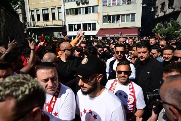 Galatasaray celebrates league championship ISTANBUL, TURKIYE - MAY 15: The open-top bus carrying the 2025-2026 Turkish Super Lig champion Galatasaray football team departs from in front of Galatasaray Lycee in Istanbul, Turkiye on May 15, 2026. Abdulhamid Hosbas Anadolu Istanbul Turkey. Editorial use only. Please get in touch for any other usage.  Copyright: x2026xAnadoluxAbdulhamidxHosbasx