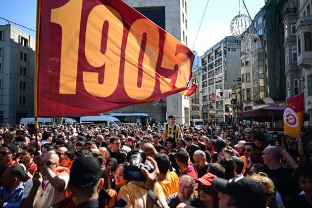 Galatasaray celebrates league championship ISTANBUL, TURKIYE - MAY 15: The open-top bus carrying the 2025-2026 Turkish Super Lig champion Galatasaray football team departs from in front of Galatasaray Lycee in Istanbul, Turkiye on May 15, 2026. Abdulhamid Hosbas Anadolu Istanbul Turkey. Editorial use only. Please get in touch for any other usage.  Copyright: x2026xAnadoluxAbdulhamidxHosbasx
