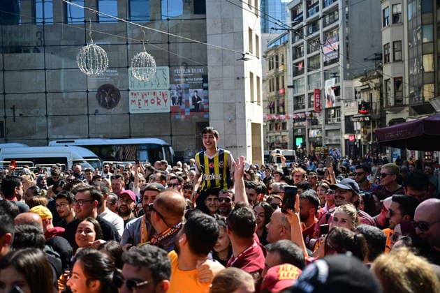 Galatasaray celebrates league championship ISTANBUL, TURKIYE - MAY 15: The open-top bus carrying the 2025-2026 Turkish Super Lig champion Galatasaray football team departs from in front of Galatasaray Lycee in Istanbul, Turkiye on May 15, 2026. Abdulhamid Hosbas Anadolu Istanbul Turkey. Editorial use only. Please get in touch for any other usage.  Copyright: x2026xAnadoluxAbdulhamidxHosbasx