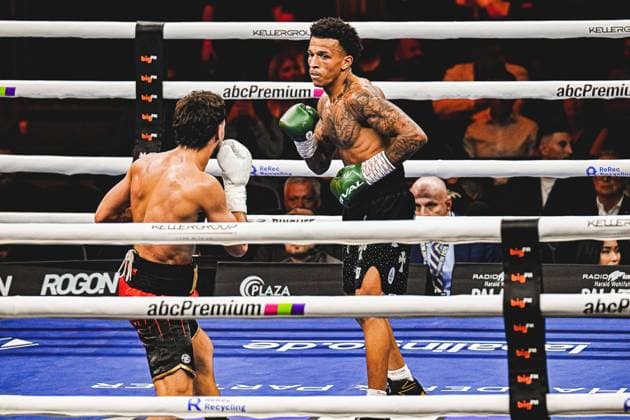 At the boxing event Ringside Night of the Heavyweights on 15 05 2026 in the SAP Arena Mannheim, two boxers fight a tough battle in the ring The boxer in black gloves and shorts uses aggressive attacks, while his opponent reacts defensively A thrilling moment of professional boxing at the highest level Ringside, 15 05 2026, Mannheim, SAP Arena Copyright: xspeedshotx