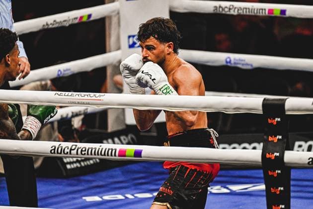 Devrim Gökduman 101, VIP shows combat readiness in the boxing ring of the SAP Arena during the Night of the Heavyweights on May 15, 2026 in Mannheim The boxer presents his cover with white gloves in defensive position during the fight against Franklyn Donovan Ringside, 15 05 2026, Mannheim, SAP Arena Copyright: xspeedshotx