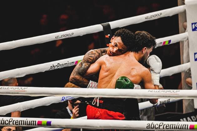 Intense close fight between Devrim Gökduman 101, VIP and Franklyn Donovan at Night of the Heavyweights on 15 05 2026 in the SAP Arena Mannheim The boxer in green gloves uses aggressive combinations on his opponents head Ringside, 15 05 2026, Mannheim, SAP Arena Copyright: xspeedshotx