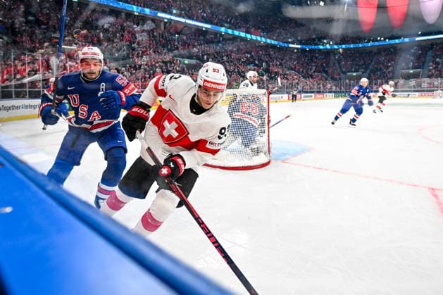 ZURICH, SWITZERLAND MAY 15 Theo Rochette of Switzerland in a battle along the boards against Ryan Lindgren of United States during the 2026 IIHF Ice Hockey World Championship Switzerland game between USA and Switzerland at Swiss Life Arena on May 15, 2026 in Zurich, Zurich Zurich Swiss Life Arena Zurich Switzerland Copyright: xJustPictures.ch AndreaxBrancax jp-en-EuSpIm-JP7_ANB_US_Sui_15052026_2537