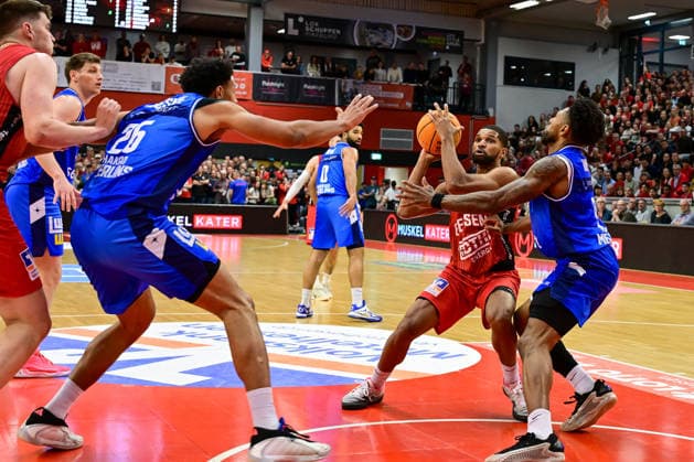 Kyle Castlin, Anthony Gaines 2 Bundesliga Pro A, Play Off Game 4, quarter final, 46ers, Basketball, Basketball season 2025 2026, BBL, Germany, Gießen 46ers Hakro Merlins Crailsheim, Gießen in red, Men, Crailsheim in blue