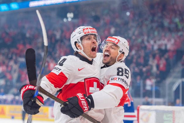 15 05 2026, Zurich, Swiss Life Arena, Ice Hockey World Championships USA Switzerland, 44 Pius Suter Switzerland , 85 Sven Andrighetto Switzerland celebrate the 1 0 Zurich Swiss Life Arena Zurich Switzerland Copyright: xJustPictures.ch StefanxEmchx jp-de-StEm-DSC0024820260515