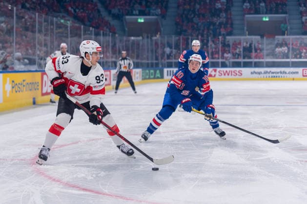 15 05 2026, Zurich, Swiss Life Arena, Ice Hockey World Championships USA Switzerland, 93 Theo Rochette Switzerland , 10 James Hagens United States Zurich Swiss Life Arena Zurich Switzerland Copyright: xJustPictures.ch StefanxEmchx jp-de-StEm-DSC0048320260515