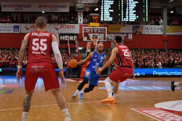 Giessen, Germany, May 15th 2026: Maurice Stuckey ( 3 Crailsheim ) Viktor Kovacevic ( 25 Giessen )during the 2. Basketball- Bundesliga Pro A Playoff match between Giessen 46ers and Hakro Merlin?s Crailsheim at Sporthalle Giessen-OST. (Julia Kneissl SPP) Copyright: xJuliaxKneisslx xSPPx spp-en-JuKnSp-20260515_SPP_JuliaKneissl_24.jpeg