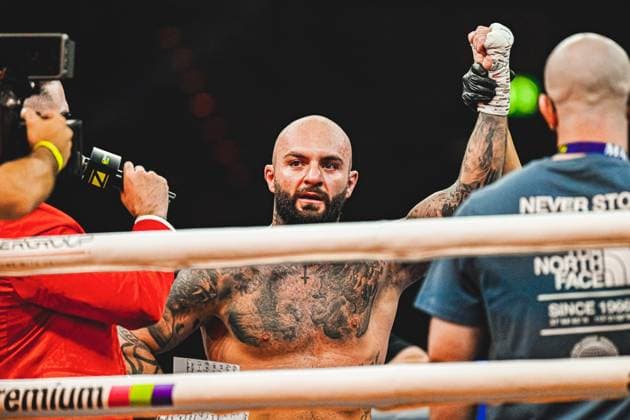 Edmon Avagyan presents himself in the ring after a successful fight with a raised fist and intertwined boxing gloves The Ringside Night of the Heavyweights event took place on May 15, 2026 in the SAP Arena Mannheim and featured top-class heavyweight fights Ringside, 15 05 2026, Mannheim, SAP Arena Copyright: xspeedshotx