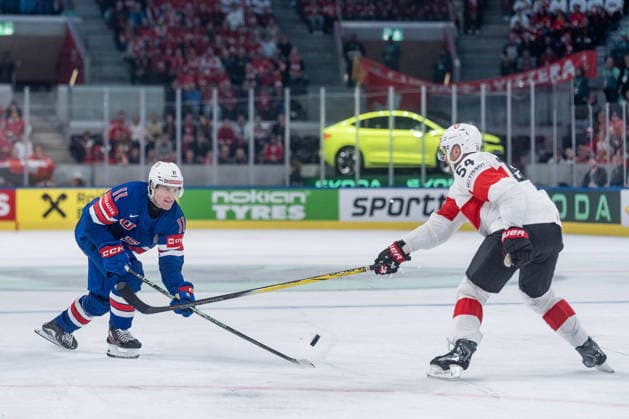 15 05 2026, Zurich, Swiss Life Arena, Ice Hockey World Championships USA Switzerland, 11 Oliver Moore United States , 54 Christian Marti Switzerland Zurich Swiss Life Arena Zurich Switzerland Copyright: xJustPictures.ch StefanxEmchx jp-de-StEm-DSC0116020260515