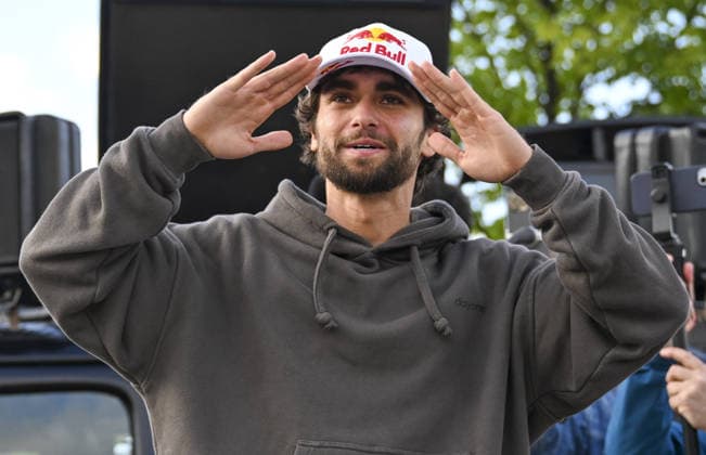 Red Bull athlete Arda Saatci welcomed in Berlin BERLIN, GERMANY - MAY 15: Red Bull athlete Arda Saatci, who completed an approximately 600-kilometer ultramarathon attempt from Death Valley National Park in California to Santa Monica Pier in 123 hours, 21 minutes, and 10 seconds, welcomed in Berlin, Germany on May 15, 2026. Thousands of people welcomed Saatci at Brandenburg Airport and showed their love for the successful athlete. Halil Sagirkaya Anadolu Berlin Germany. Editorial use only. Please get in touch for any other usage.  Copyright: x2026xAnadoluxHalilxSagirkayax
