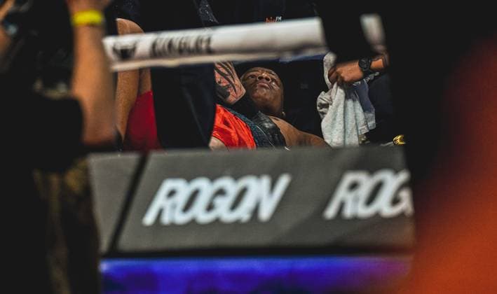 Edwin Castillo lies exhausted in the corner of the ring after his knockout in the fight against Viktor Jurk The ringside zone at the Night of the Heavyweights event on 15 05 2026 in the SAP Arena Mannheim shows the boxer in a critical situation, looked after by his coaching staff Ringside, 15 05 2026, Mannheim, SAP Arena Copyright: xspeedshotx