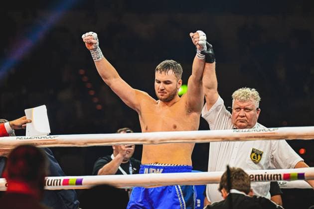 Viktor Jurk celebrates his dominant victory after just four seconds at the Ringside Boxing Event on 15 05 2026 in the SAP Arena Mannheim The boxer presents himself in the ring with his fists raised while his trainer confirms the decision Ringside, 15 05 2026, Mannheim, SAP Arena Copyright: xspeedshotx