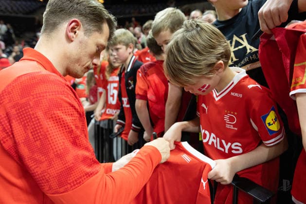 Handballspiel Dänemark gegen Deutschland am 15.5.2026 Kopenhagen, Dänemark 15.5.2026: Ein 9 jähringer Handballfan aus Berlin bekommt ein Autogramm von Emil Jakobsen nach dem Handball Länderspiel zwischen Dänemark und Deutschland, welches Dänemark 36:28 gewann. (Foto Christian Ender)