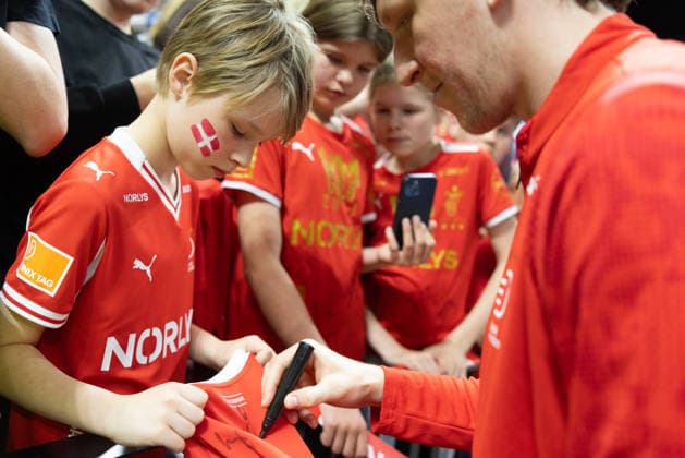 Handballspiel Dänemark gegen Deutschland am 15.5.2026 Kopenhagen, Dänemark 15.5.2026: Ein 9 jähringer Handballfan aus Berlin bekommt ein Autogramm von einem dänischen Nationalspieler nach dem Handball Länderspiel zwischen Dänemark und Deutschland, welches Dänemark 36:28 gewann. (Foto Christian Ender)