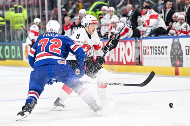 ZURICH, SWITZERLAND MAY 15 Simon Knak of Switzerland against Justin Faulk of United States during the 2026 IIHF Ice Hockey World Championship Switzerland game between USA and Switzerland at Swiss Life Arena on May 15, 2026 in Zurich, Zurich Zurich Swiss Life Arena Zurich Switzerland Copyright: xJustPictures.ch AndreaxBrancax jp-en-EuSpIm-JP7_ANB_US_Sui_15052026_0271