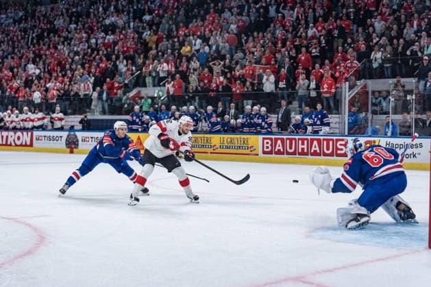 15 05 2026, Zurich, Swiss Life Arena, Ice Hockey World Championships USA Switzerland, 85 Sven Andrighetto Switzerland , 60 goalkeeper Joseph Woll United States Zurich Swiss Life Arena Zurich Switzerland Copyright: xJustPictures.ch StefanxEmchx jp-de-StEm-DSC0194120260515
