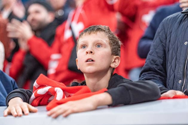 15 05 2026, Zurich, Swiss Life Arena, Ice Hockey World Championships USA Switzerland, Small Swiss fan with big eyes Zurich Swiss Life Arena Zurich Switzerland Copyright: xJustPictures.ch StefanxEmchx jp-de-StEm-DSC0200320260515