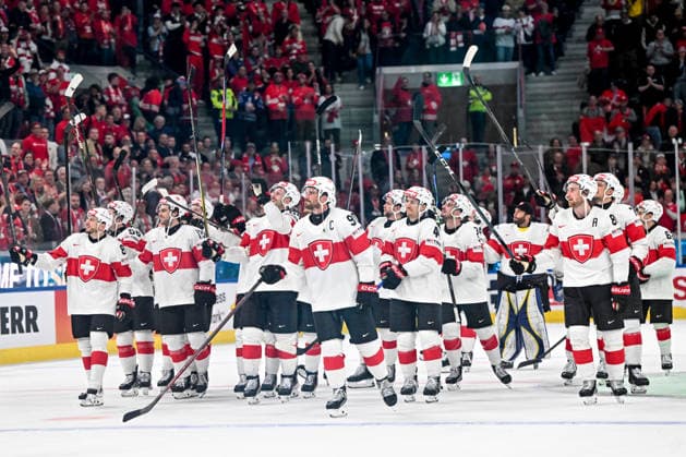 ZURICH, SWITZERLAND MAY 15 Switzerland celebrate the victory during the 2026 IIHF Ice Hockey World Championship Switzerland game between USA and Switzerland at Swiss Life Arena on May 15, 2026 in Zurich, Zurich Zurich Swiss Life Arena Zurich Switzerland Copyright: xJustPictures.ch AndreaxBrancax jp-en-EuSpIm-JP7_ANB_US_Sui_15052026_0578