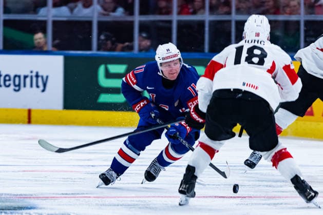 Eishockey, WM, USA - Schweiz ZURICH, SWITZERLAND - MAY 15: Oliver Moore (United States, 11) in the battle for the puck with Sven Jung (Switzerland, 18) during the Preliminary Round - Group A Match 3 between United States and Switzerland at the IIHF Ice hockey, Eishockey World Championship, WM, Weltmeisterschaft 2026, Swiss Life Arena on May 15, 2026 in Zurich, Switzerland. Zurich Switzerland Copyright: xTimoxSteinx