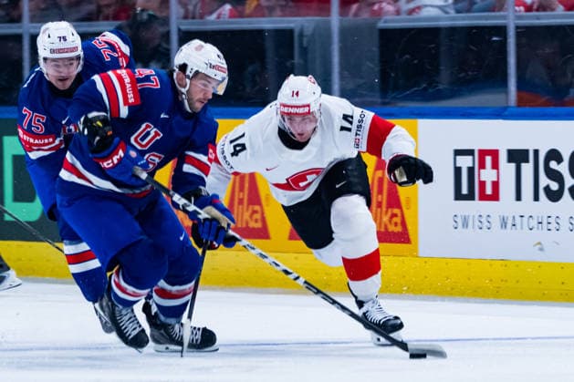 Eishockey, WM, USA - Schweiz ZURICH, SWITZERLAND - MAY 15: Paul Cotter (United States, 47) and Connor Clifton (United States, 75) in a duel against Dean Kukan (Switzerland, 14) during the Preliminary Round - Group A Match 3 between United States and Switzerland at the IIHF Ice hockey, Eishockey World Championship, WM, Weltmeisterschaft 2026, Swiss Life Arena on May 15, 2026 in Zurich, Switzerland. Zurich Switzerland Copyright: xTimoxSteinx
