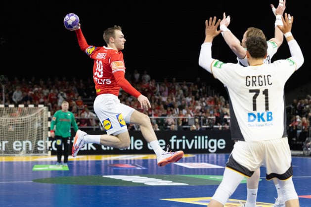 Handballspiel Dänemark gegen Deutschland am 15.5.2026 Kopenhagen, Dänemark 15.5.2026: Mathias Gidsel wirft und Marko Grgic versucht zu verteidigen während des Handball Länderspiels zwischen Dänemark und Deutschland. (Foto Christian Ender)