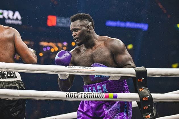 Nelvie Tiafack 110, VIP fights in intense exchange against Mateus Munhoz at the Night of the Heavyweights on 15 05 2026 in the SAP Arena Mannheim The boxer in purple gloves shows aggressive offense in the heavyweight duel Ringside, 15 05 2026, Mannheim, SAP Arena Copyright: xspeedshotx