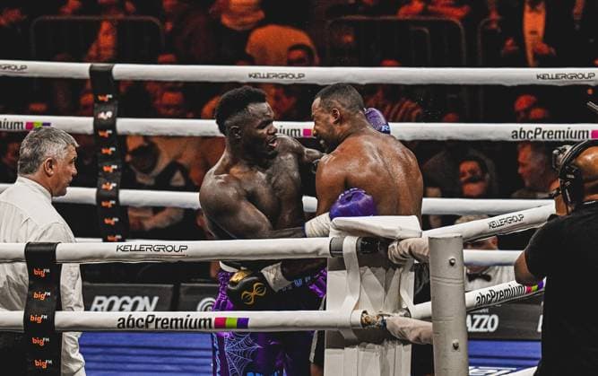 At the Ringside Zone - Night of the Heavyweights in the SAP Arena Mannheim, Nelvie Tiafack met Mateus Munhoz The photo gallery shows intense scenes of the heavyweight duel, tough exchanges and emotional moments of a top-class boxing evening in front of thousands of spectators Ringside, 15 05 2026, Mannheim, SAP Arena Copyright: xspeedshotx
