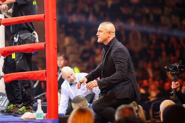 Michael Smolik walks to the ring after being thanked by Edmon Avagyan Edmon RInglife Avagyan vs Patrick Fiala at Ringside Series 2026 Night of Heavyweights on 15 05 26 at SAP Arena, Mannheim xamx Photo Alfio Marino Copyright: