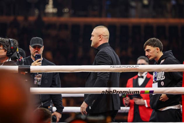 Michael Smolik walks to the ring after being thanked by Edmon Avagyan Edmon RInglife Avagyan vs Patrick Fiala at Ringside Series 2026 Night of Heavyweights on 15 05 26 at SAP Arena, Mannheim xamx Photo Alfio Marino Copyright: