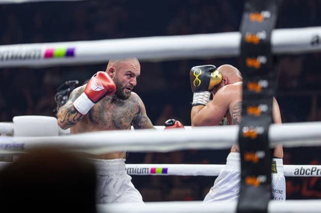 Edmon Avagyan unpacks the left Edmon RInglife Avagyan vs Patrick Fiala at Ringside Series 2026 Night of Heavyweights on 15 05 26 at SAP Arena, Mannheim xamx Photo Alfio Marino Copyright: