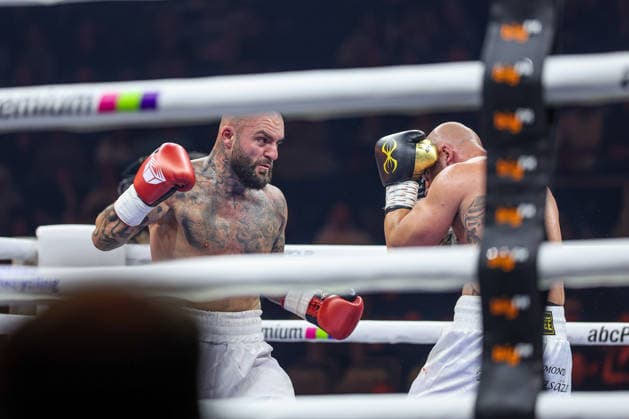 Edmon Avagyan unpacks the left Edmon RInglife Avagyan vs Patrick Fiala at Ringside Series 2026 Night of Heavyweights on 15 05 26 at SAP Arena, Mannheim xamx Photo Alfio Marino Copyright: