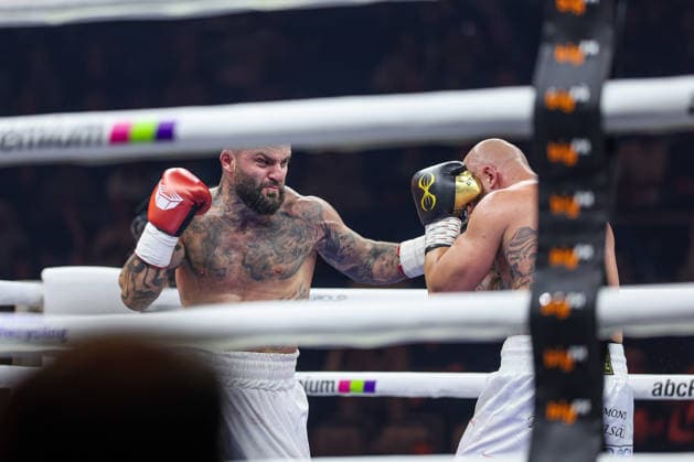 Edmon Avagyan unpacks the left Edmon RInglife Avagyan vs Patrick Fiala at Ringside Series 2026 Night of Heavyweights on 15 05 26 at SAP Arena, Mannheim xamx Photo Alfio Marino Copyright: