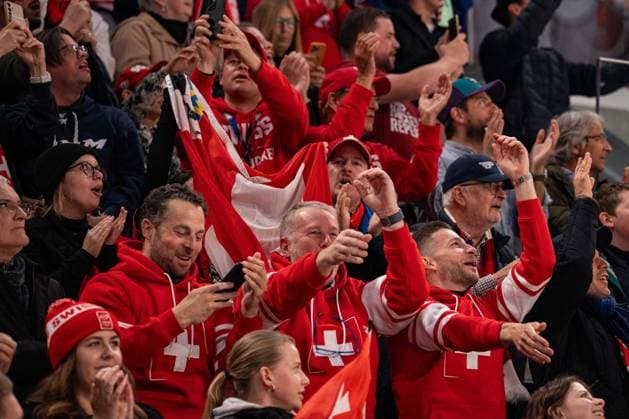 ZURICH, ZURICH - MAY 15: Switzerland supporters celebrate during the 2026 IIHF World Championship, WM, Weltmeisterschaft Group A match between Switzerland and USA at Swiss Life Arena on May 15, 2026 in Zurich, Zurich, Switzerland. Copyright: xLivioxBaeriswylx xSPPx Sportspressphoto_SPR147411
