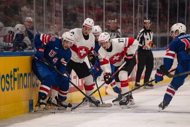 ZURICH, ZURICH - MAY 15: Isaac Howard of USA battles with Simon Knak and Ken Jäger of Switzerland and Mason Lohrei of USA during the 2026 IIHF World Championship, WM, Weltmeisterschaft Group A match between Switzerland and USA at Swiss Life Arena on May 15, 2026 in Zurich, Zurich, Switzerland. Copyright: xLivioxBaeriswylx xSPPx Sportspressphoto_SPR147428